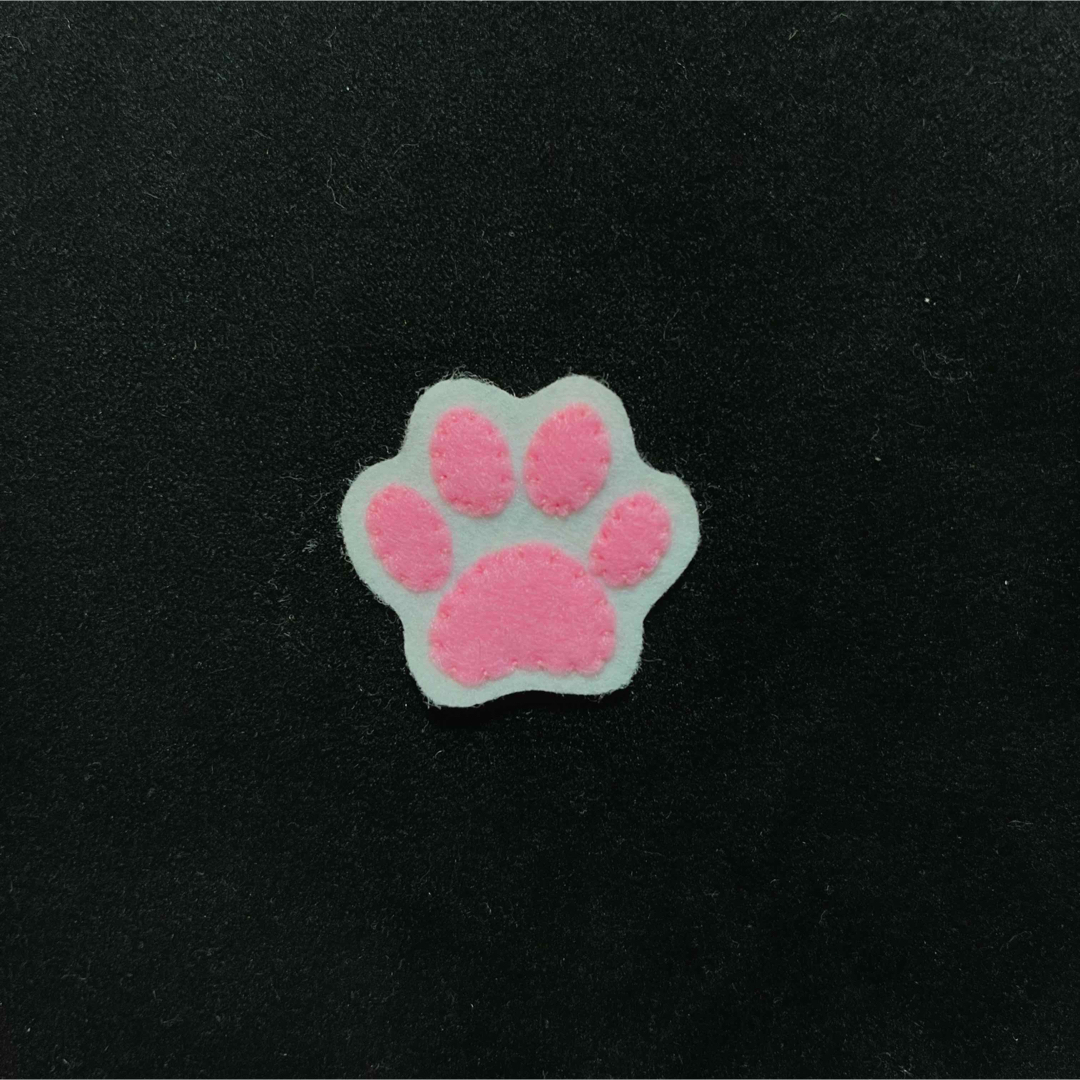 フェルトワッペン　犬　猫　肉球　入園準備 ハンドメイドのキッズ/ベビー(ネームタグ)の商品写真