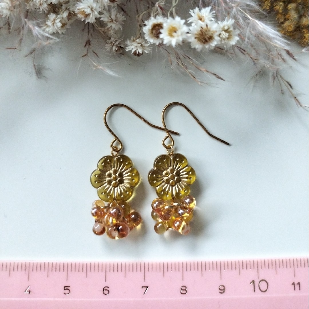 NEW☆お花ビーズ×チェコファーレのお花畑ピアス☆yellow ハンドメイドのアクセサリー(ピアス)の商品写真