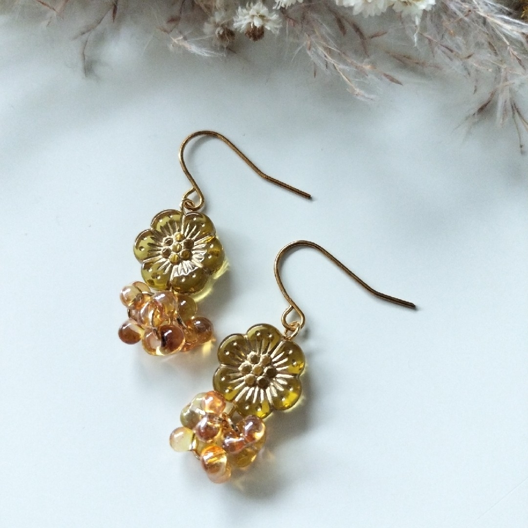 NEW☆お花ビーズ×チェコファーレのお花畑ピアス☆yellow ハンドメイドのアクセサリー(ピアス)の商品写真