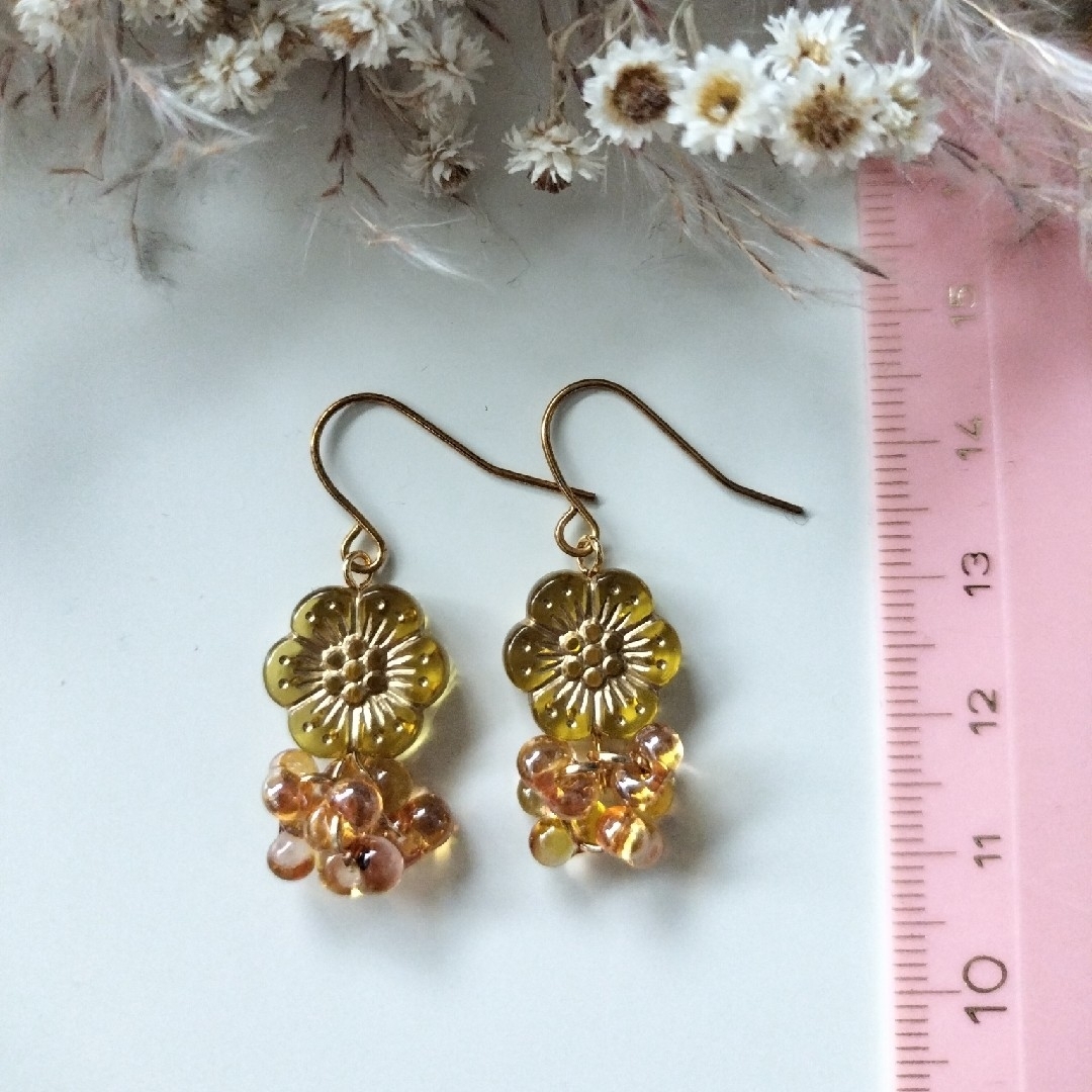 NEW☆お花ビーズ×チェコファーレのお花畑ピアス☆yellow ハンドメイドのアクセサリー(ピアス)の商品写真