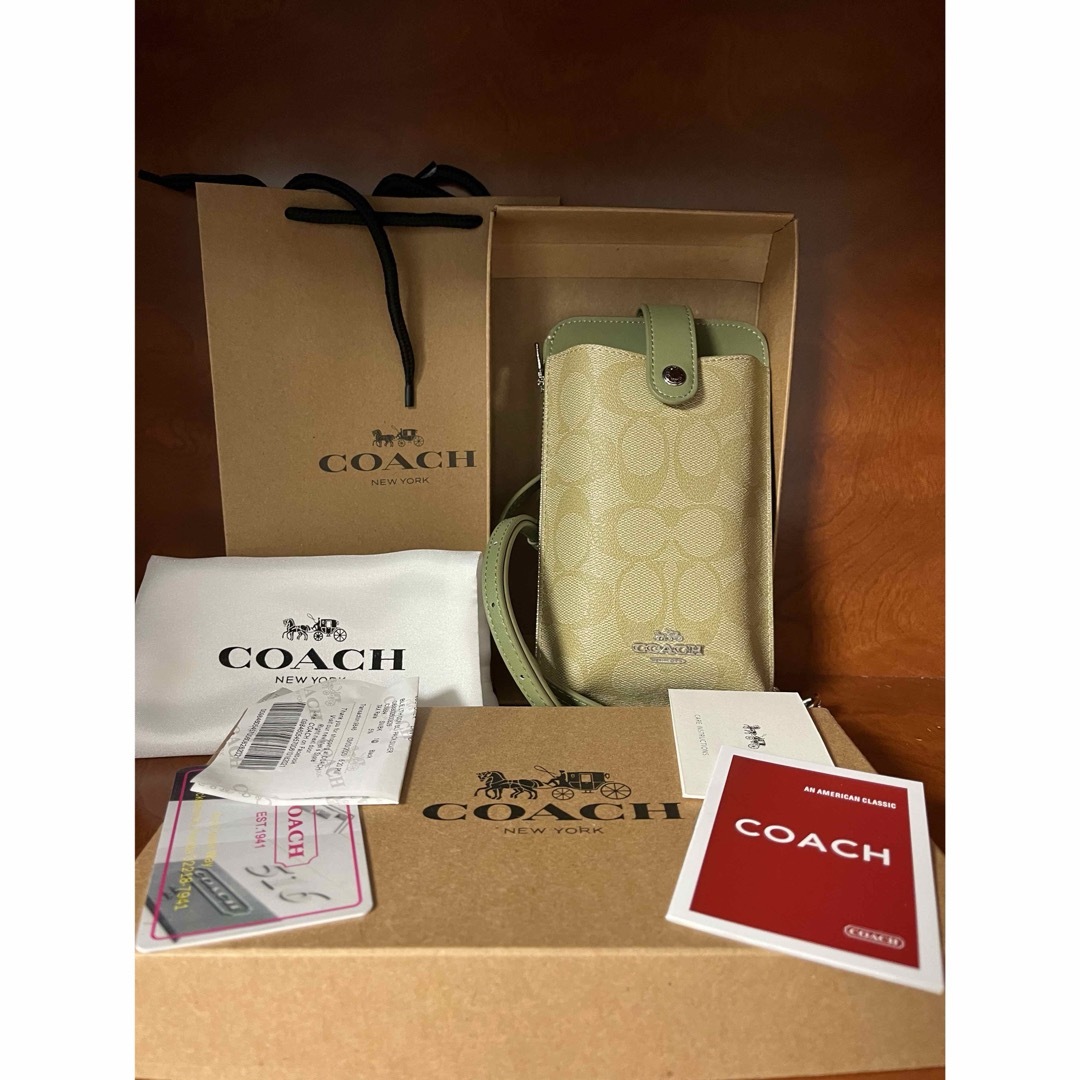 COACH(コーチ)のコーチ スマホショルダーバッグ　カーキ×ベージュ×ライトブラウン　新品 レディースのバッグ(ショルダーバッグ)の商品写真