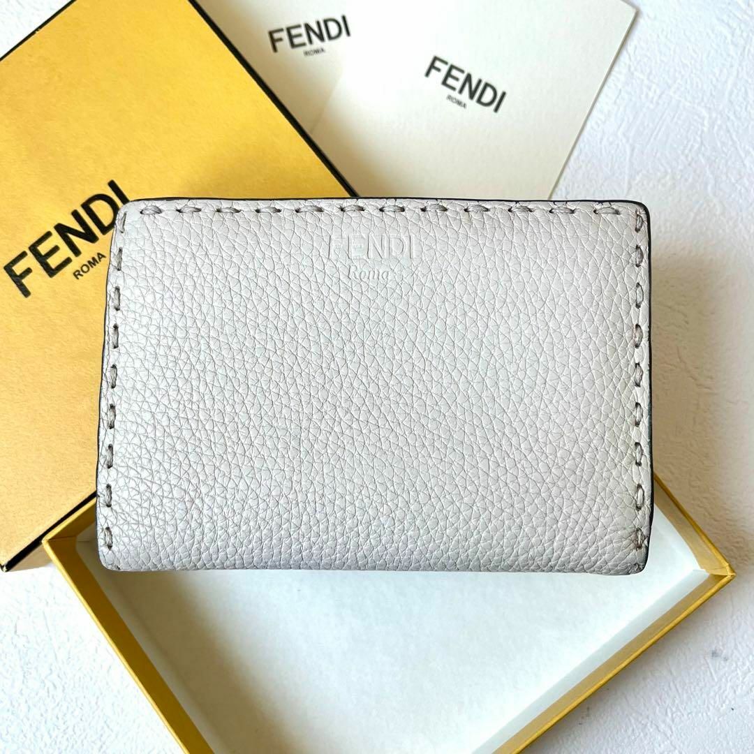 美品✨FENDI ピーカブー セレリア ロゴ 二つ折り財布 レザー アイボリー 美品✨FENDI ピーカブー セレリア ロゴ 二つ折り財布 レザー アイボリー