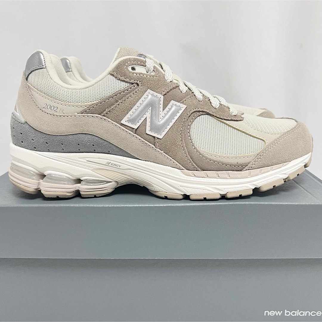 New Balance(ニューバランス)の25cm 新品 ニューバランス 2002 ベージュ スニーカー 2002RSI メンズの靴/シューズ(スニーカー)の商品写真