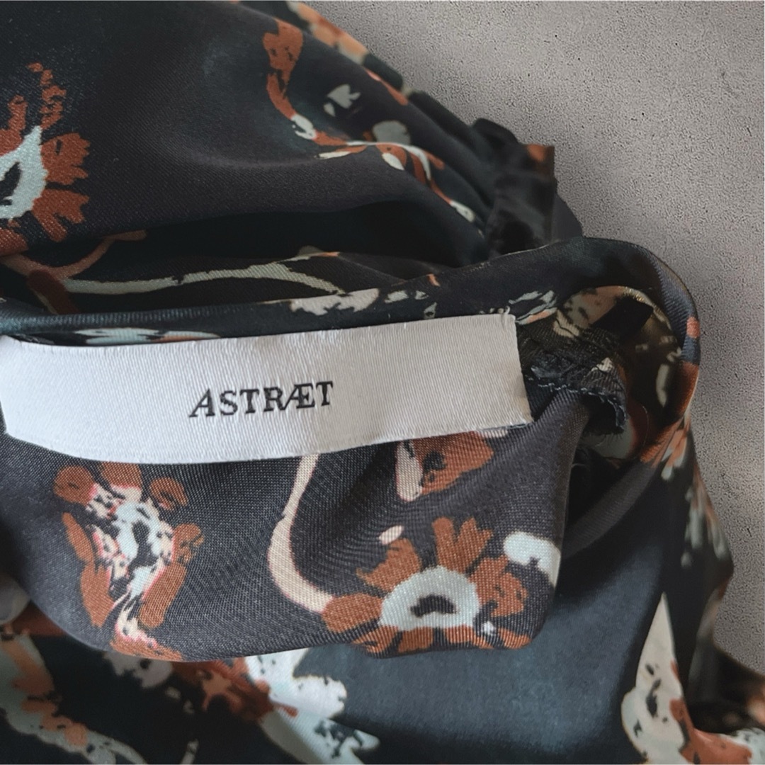 ASTRAET(アストラット)のASTRAET アストラット 美品 花柄 ティアードロングワンピース マキシ丈 レディースのワンピース(ロングワンピース/マキシワンピース)の商品写真