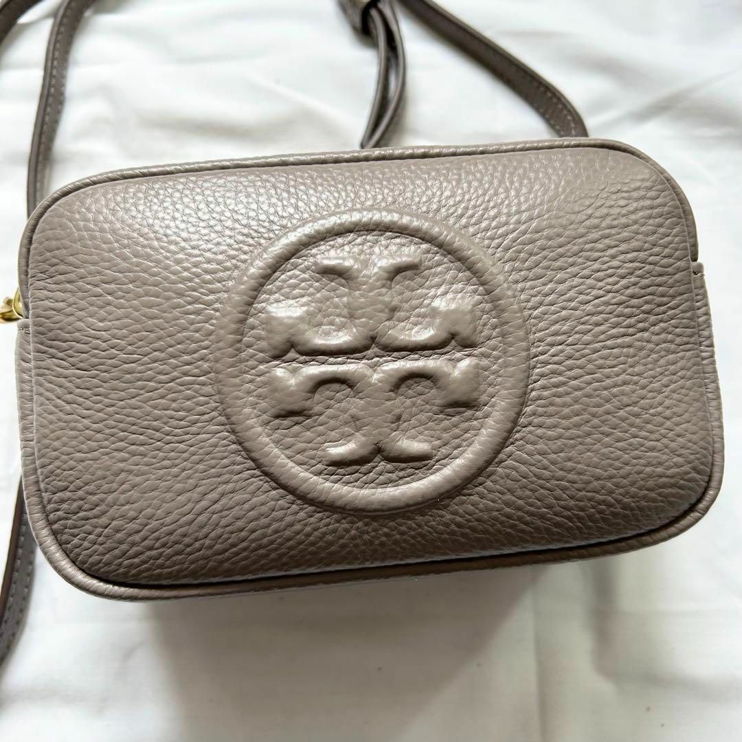 Tory Burch(トリーバーチ)の✨極美品✨Tory Burch 　ショルダーバッグ　本革　グレージュ　ボンベ レディースのバッグ(ショルダーバッグ)の商品写真