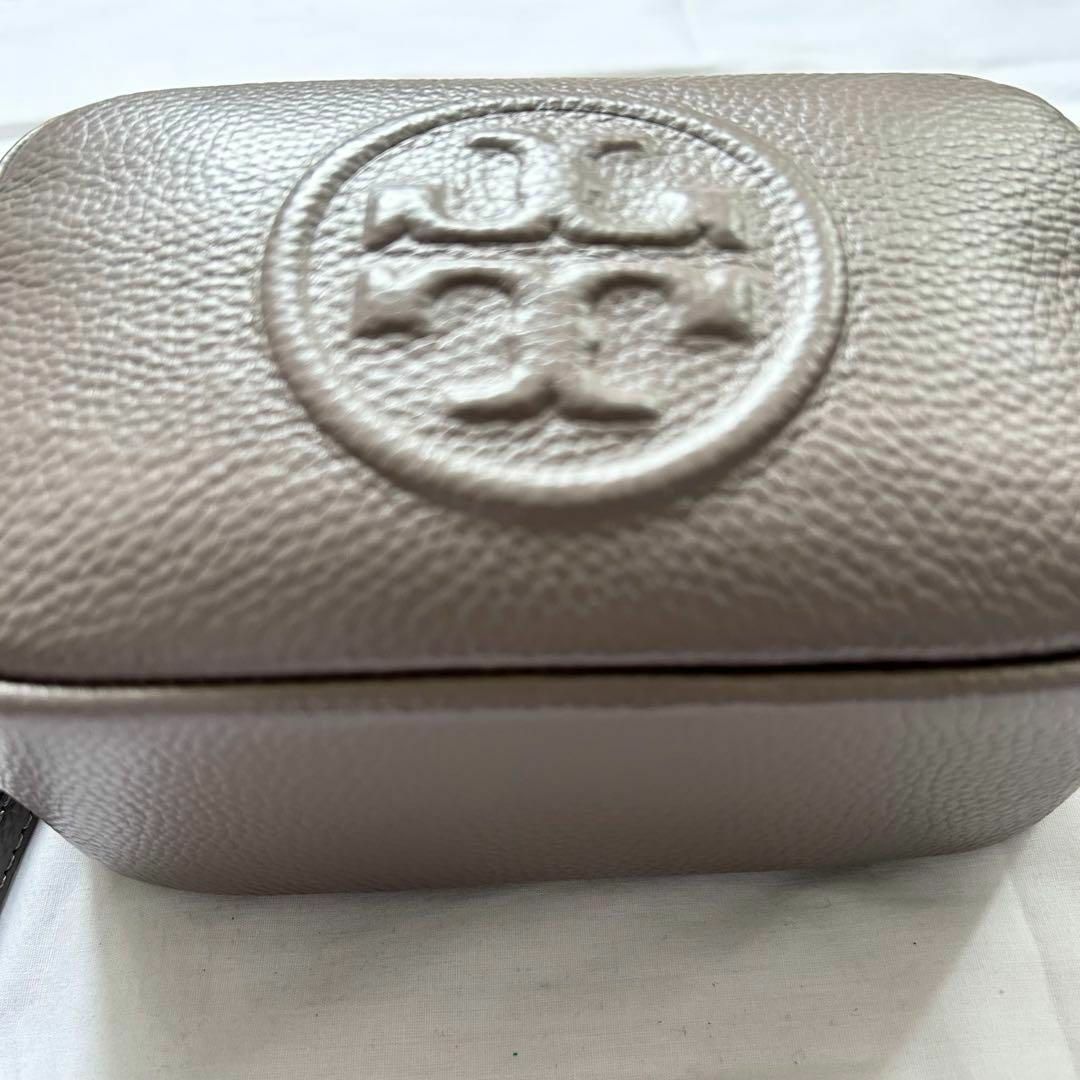 Tory Burch(トリーバーチ)の✨極美品✨Tory Burch 　ショルダーバッグ　本革　グレージュ　ボンベ レディースのバッグ(ショルダーバッグ)の商品写真