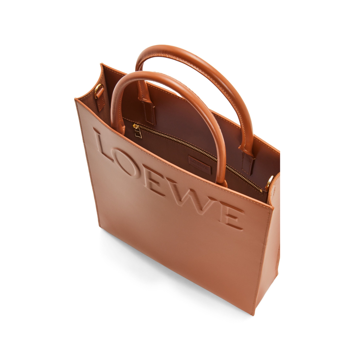 LOEWE(ロエベ)の新品　LOEWE A4 スタンダード　トート　ブラウン　ロエベ　レザー　正規品 レディースのバッグ(トートバッグ)の商品写真