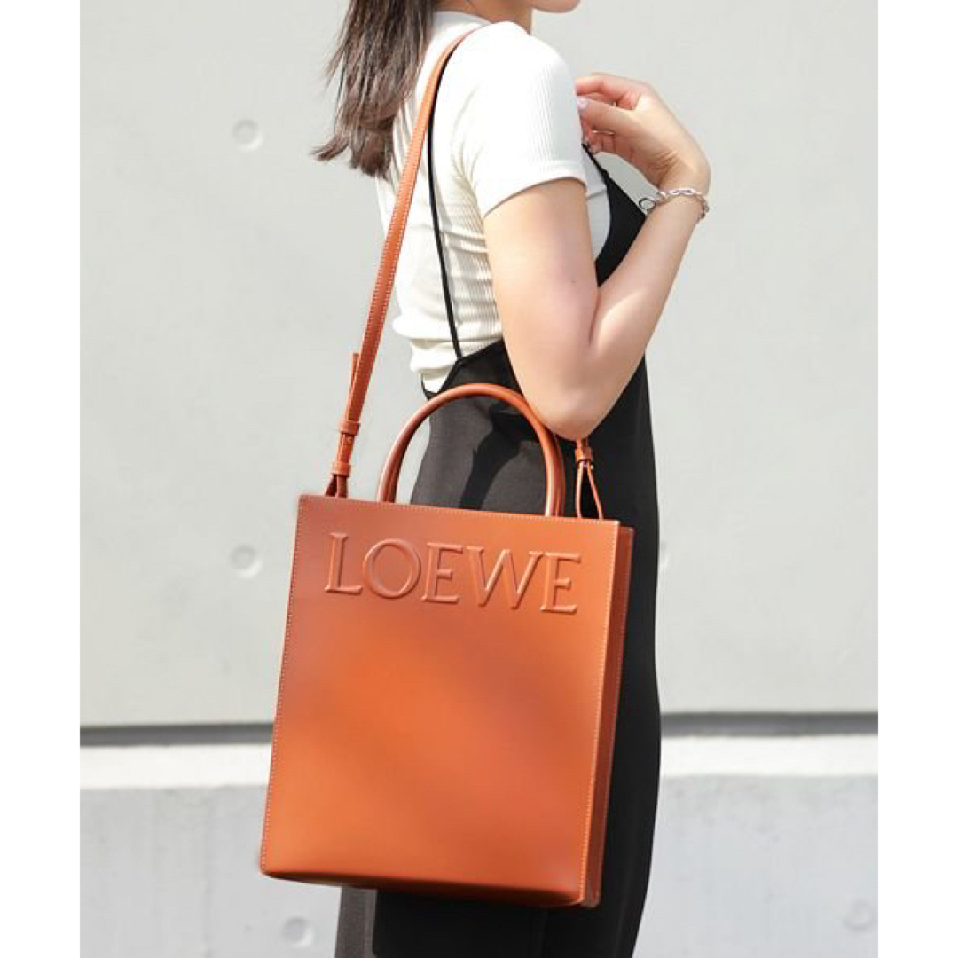 LOEWE(ロエベ)の新品　LOEWE A4 スタンダード　トート　ブラウン　ロエベ　レザー　正規品 レディースのバッグ(トートバッグ)の商品写真