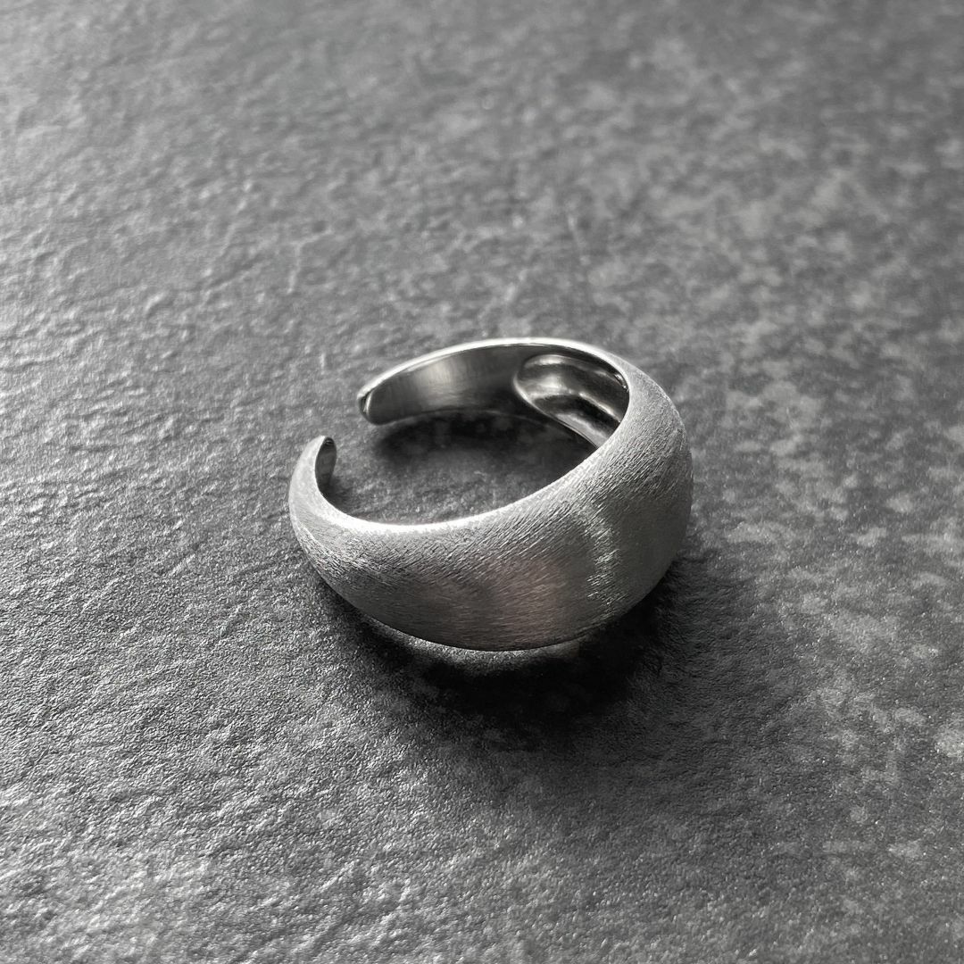 シルバーリング925　マット加工　湾曲　オープンリング メンズのアクセサリー(リング(指輪))の商品写真