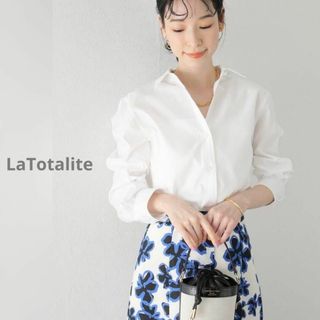 ラトータリテ(La TOTALITE)の22年新作美品　ラトータリテ　コットンオックスコンパクトシャツ　ホワイト(シャツ/ブラウス(長袖/七分))