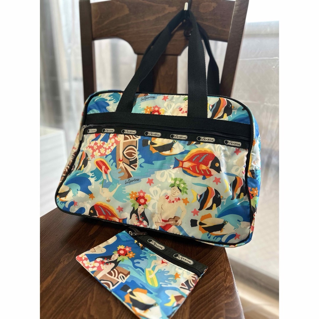 LeSportsac(レスポートサック)の新品ポーチ鍵付き❣️ハワイ限定柄ウクレレ7854 オーバーナイター レディースのバッグ(ボストンバッグ)の商品写真