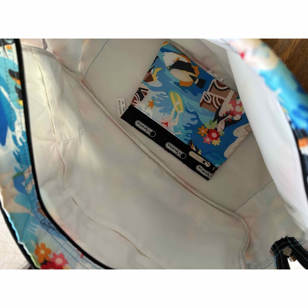 LeSportsac(レスポートサック)の新品ポーチ鍵付き❣️ハワイ限定柄ウクレレ7854 オーバーナイター レディースのバッグ(ボストンバッグ)の商品写真