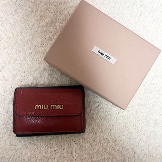 ミュウミュウ(miumiu)のミュウミュウ miumiu 三つ折り財布　赤　黒　バイカラー　ミニ財布(財布)