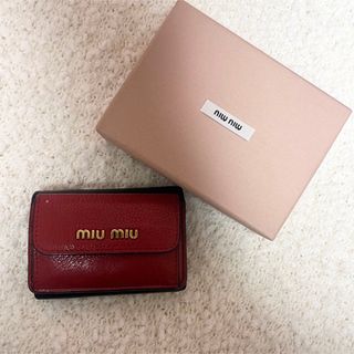 ミュウミュウ(miumiu)のミュウミュウ miumiu 三つ折り財布　赤　黒　バイカラー　ミニ財布(財布)