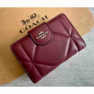 コーチ(COACH)のCOACH  二つ折り　キルティング　レザー　財布　ワイン　未使用品(財布)