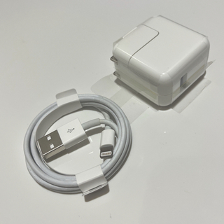 アップル(Apple)の【純正品】iPad ケーブル　充電アダプタ(バッテリー/充電器)