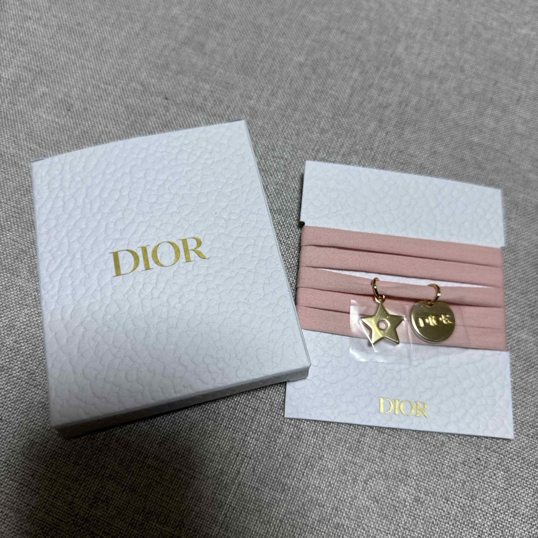 Dior(ディオール)のDior ノベルティ　チャーム付きブレスレット　ピンク レディースのアクセサリー(ブレスレット/バングル)の商品写真