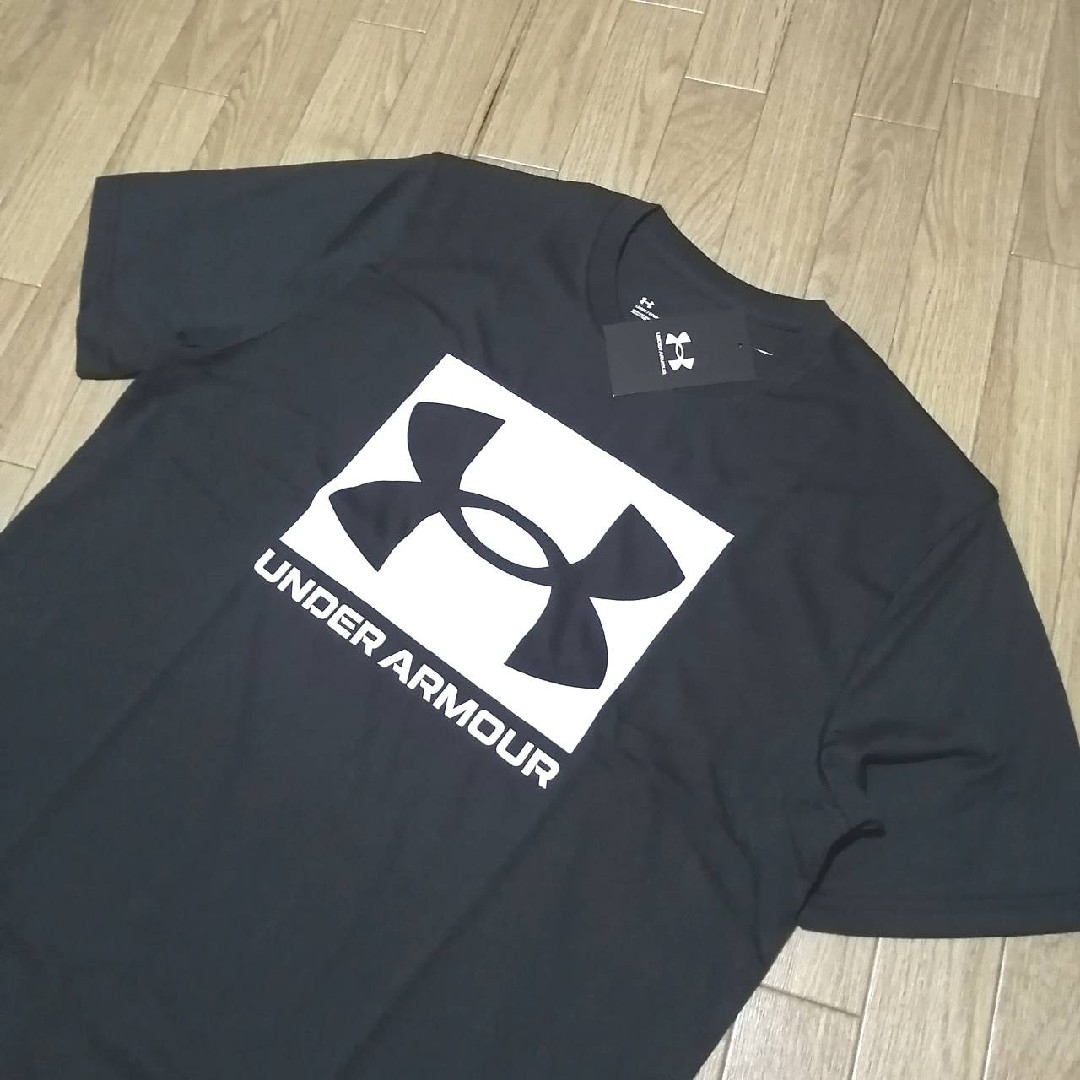 UNDER ARMOUR(アンダーアーマー)の【大人気2枚セット】新品　アンダーアーマー　メンズ　Tシャツ　XLサイズ　白　黒 メンズのトップス(Tシャツ/カットソー(半袖/袖なし))の商品写真