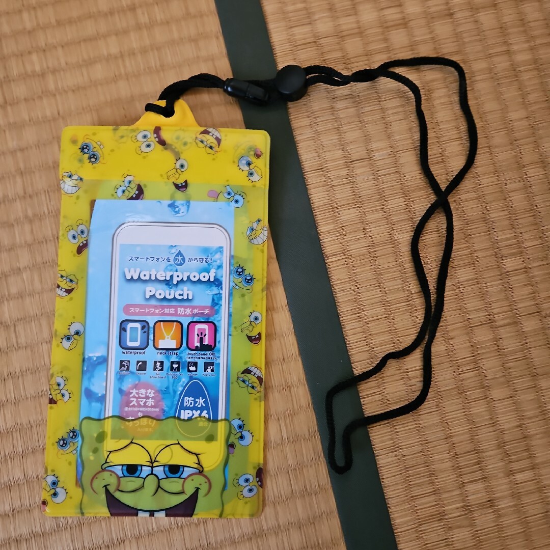 スポンジボブの防水ケース スマホ/家電/カメラのスマホアクセサリー(ネックストラップ)の商品写真