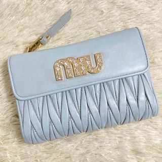 ミュウミュウ(miumiu)の【美品】MIU MIU マテラッセ クリスタル ビジュー 折り財布 水色(財布)