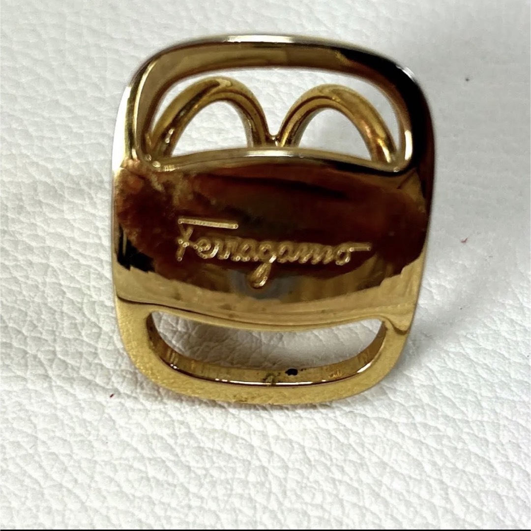 Salvatore Ferragamo(サルヴァトーレフェラガモ)のフェラガモ　Ferragamo ヴァラ　スカーフリング　ゴールド レディースのファッション小物(バンダナ/スカーフ)の商品写真