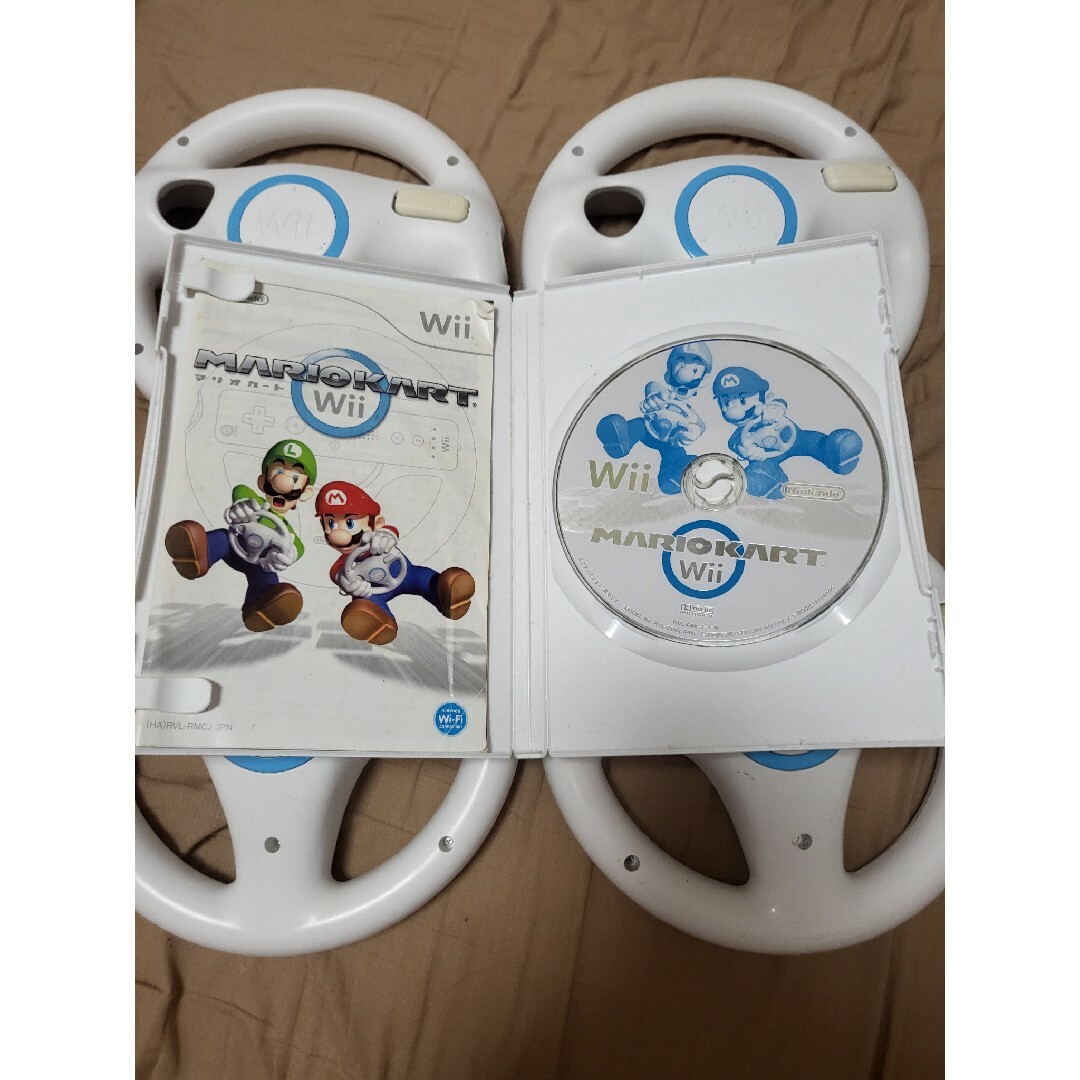 Wii(ウィー)のWii  ハンドル 4個ソフト マリオカートセット　動作確認済み エンタメ/ホビーのゲームソフト/ゲーム機本体(家庭用ゲームソフト)の商品写真