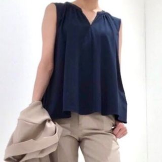 ユニクロ(UNIQLO)の新品 S ユニクロ サテンジャージーT ノースリーブ（ネイビー）(カットソー(半袖/袖なし))