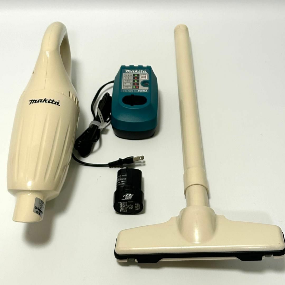 Makita(マキタ)のマキタ コンパクト掃除機 充電式クリーナー コードレス CL070D スマホ/家電/カメラの生活家電(掃除機)の商品写真