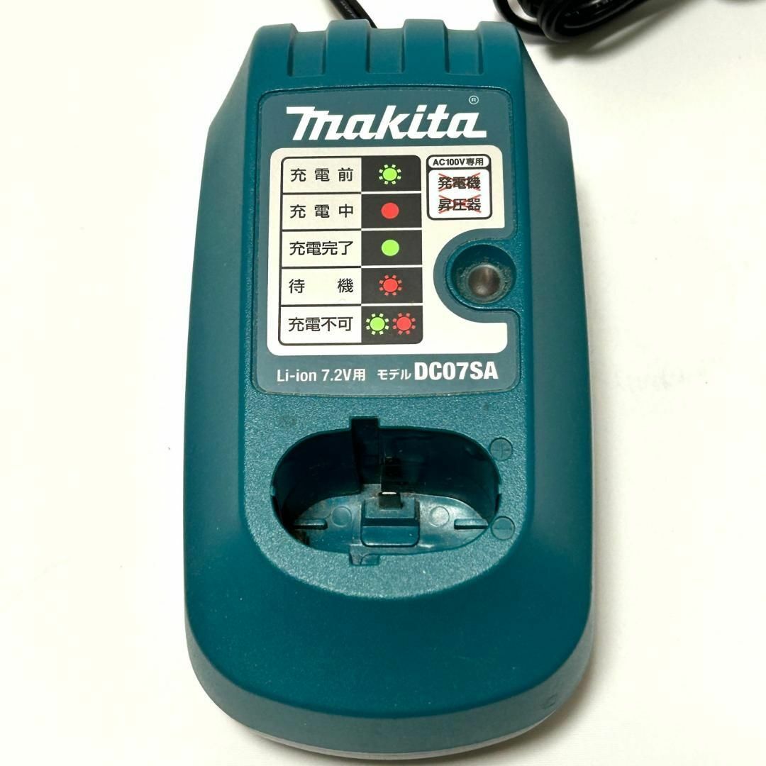 Makita(マキタ)のマキタ コンパクト掃除機 充電式クリーナー コードレス CL070D スマホ/家電/カメラの生活家電(掃除機)の商品写真