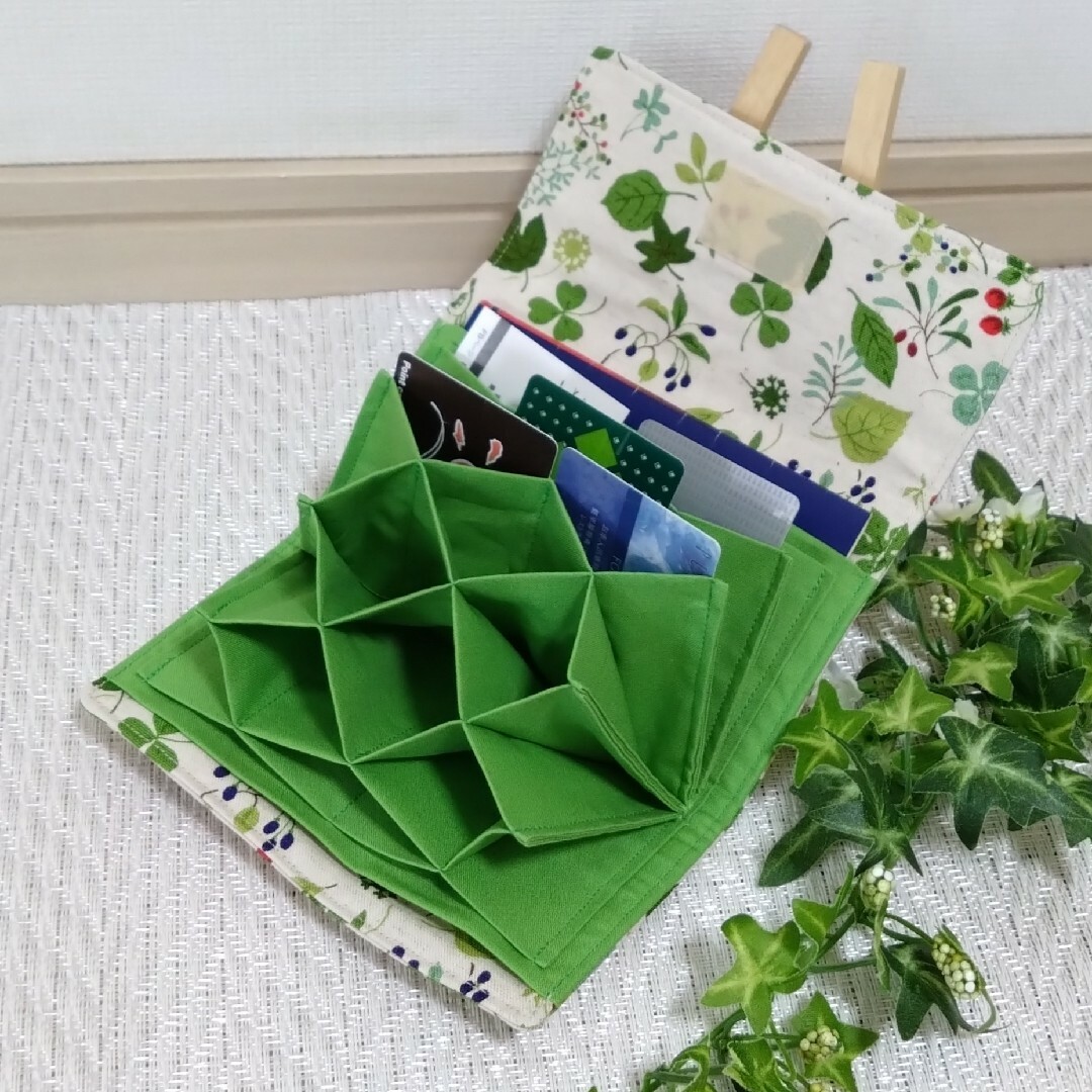 ハンドメイド 蛇腹 じゃばら カードケース Leaf&Berry  × 黄緑 ハンドメイドのファッション小物(その他)の商品写真