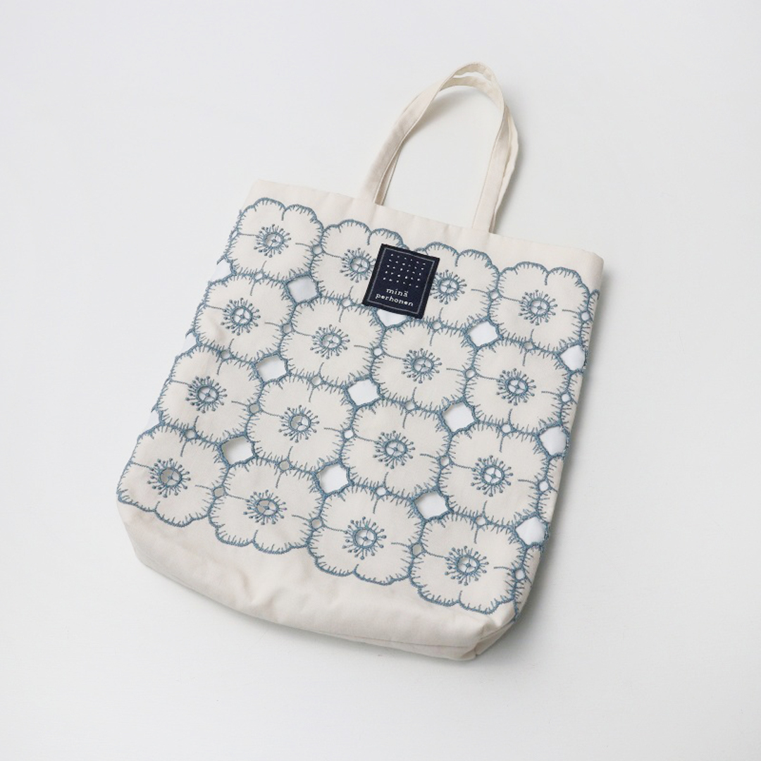 mina perhonen(ミナペルホネン)の2023SS ミナペルホネン mina perhonen toast bag anemone トーストバッグ/ライトベージュ ブルーグレー【2400013832090】 レディースのバッグ(トートバッグ)の商品写真