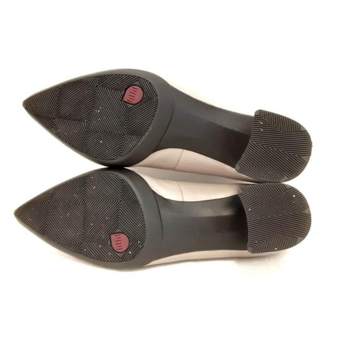 fitflop(フィットフロップ)のFitflop(フィットフロップ) パンプス 24.0 レディース美品  - グレーベージュ レザー レディースの靴/シューズ(ハイヒール/パンプス)の商品写真