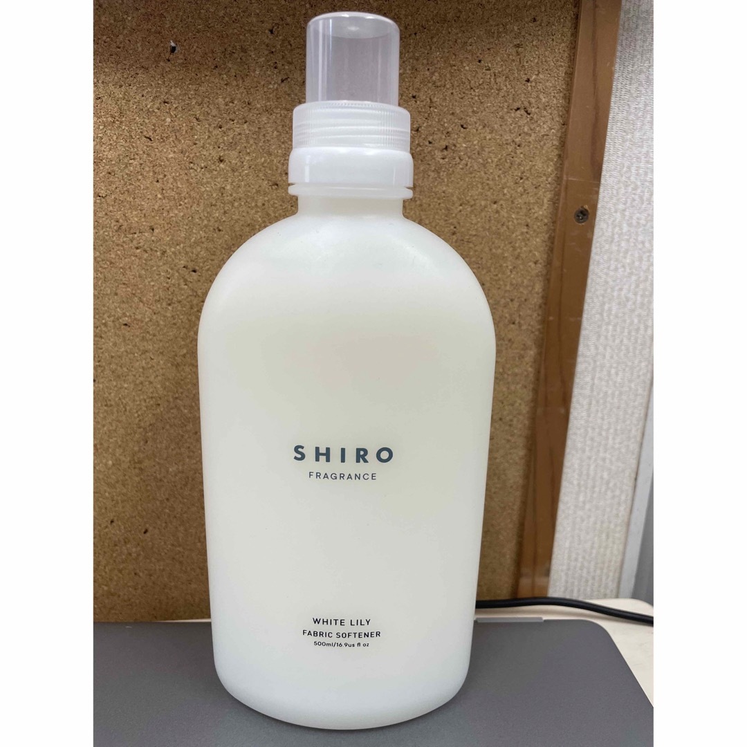 shiro(シロ)の新品　SHIRO ホワイトリリーの香り 柔軟剤　500ml インテリア/住まい/日用品の日用品/生活雑貨/旅行(洗剤/柔軟剤)の商品写真