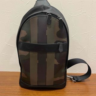 コーチ(COACH)のコーチ COACH メンズ ボディバッグ F59895 カモ柄　ショルダー　美品(ボディーバッグ)