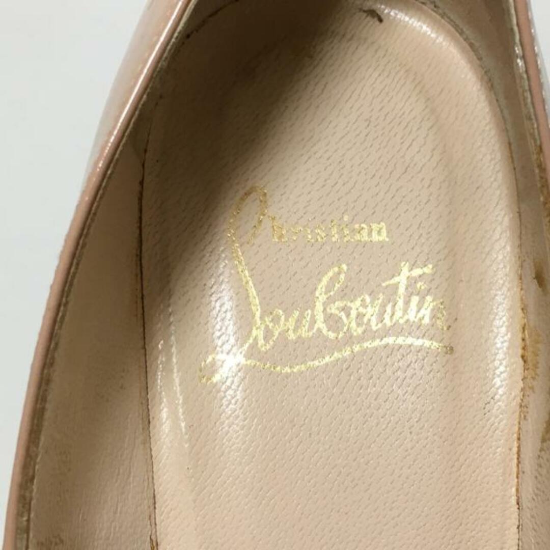 Christian Louboutin(クリスチャンルブタン)のCHRISTIAN LOUBOUTIN(クリスチャンルブタン) パンプス 37 レディース - ベージュ アウトソール張替済 エナメル（レザー） レディースの靴/シューズ(ハイヒール/パンプス)の商品写真