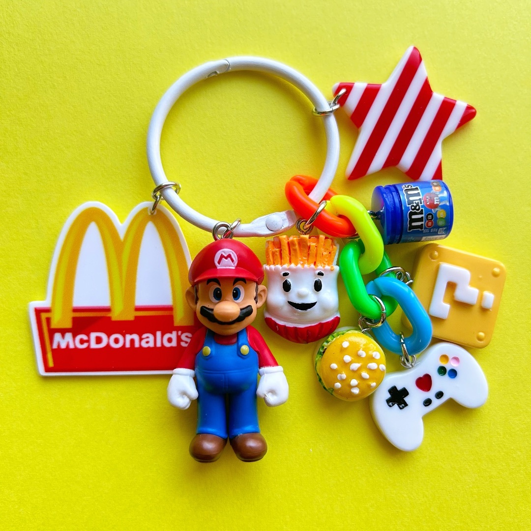 じゃらじゃらキーホルダー マリオ マクドナルド ハンドメイドのアクセサリー(キーホルダー/ストラップ)の商品写真