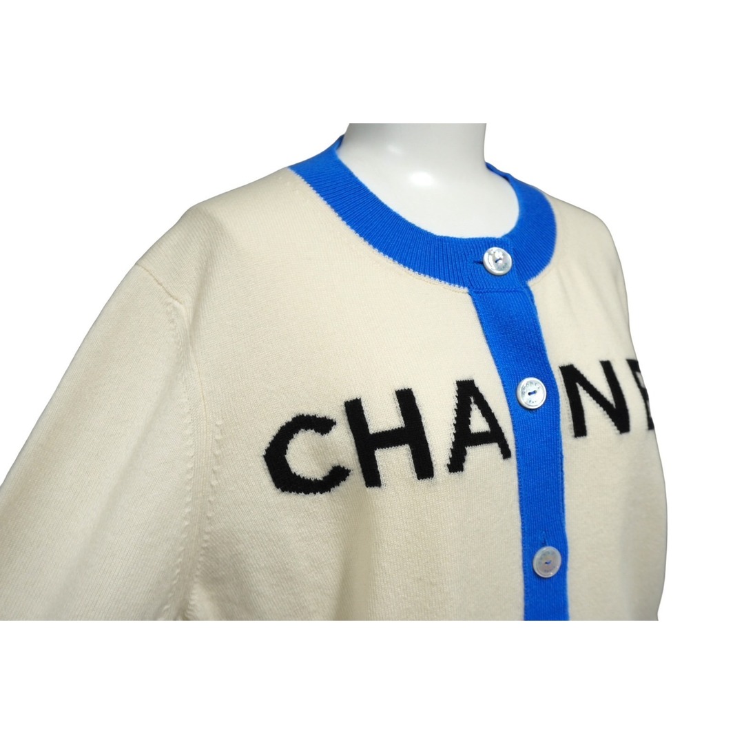 CHANEL(シャネル)のCHANEL シャネル ロゴ ニット カーディガン 19SS P61427K46799 カシミヤ ホワイト ブルー サイズ42 美品 中古 62538 レディースのトップス(カーディガン)の商品写真