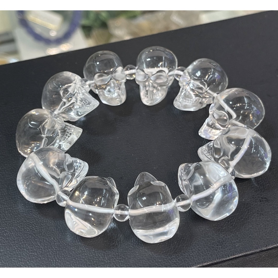天然水晶スカルブレスレット　水晶髑髏ブレスレット　レア　水晶ドクロブレスレット レディースのアクセサリー(ブレスレット/バングル)の商品写真