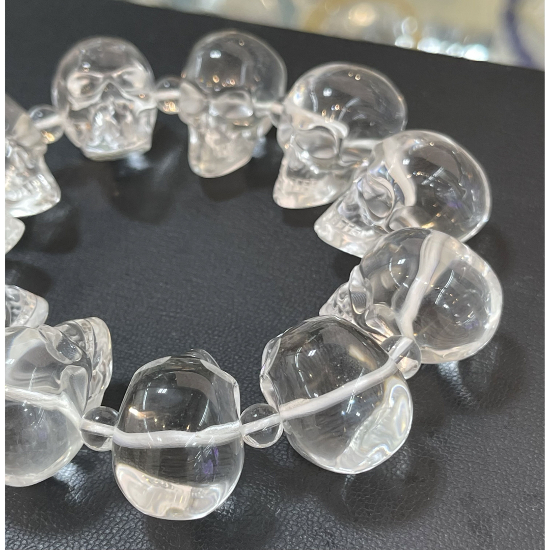 天然水晶スカルブレスレット　水晶髑髏ブレスレット　レア　水晶ドクロブレスレット レディースのアクセサリー(ブレスレット/バングル)の商品写真