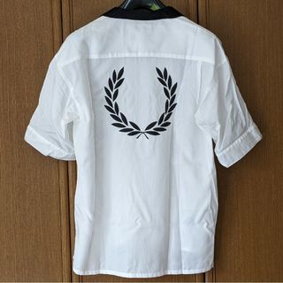 フレッドペリー(FRED PERRY)のフレッドペリー　ボーリングシャツ　刺繍　半袖シャツ　白色　黒色　L XL 新品(シャツ)