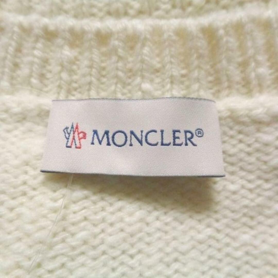 MONCLER(モンクレール)のMONCLER(モンクレール) 長袖セーター サイズXS レディース GIROCOLLO TRICOT I20939C00003 アイボリー×シルバー ロゴ レディースのトップス(ニット/セーター)の商品写真