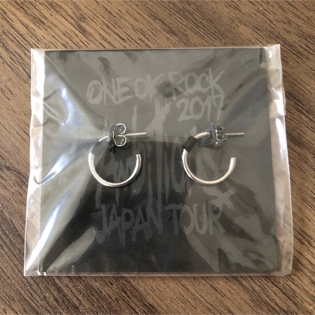 ONE OK ROCK(ワンオクロック)のＯＮＥ OK ＲＯＣＫ ピアス エンタメ/ホビーのタレントグッズ(ミュージシャン)の商品写真