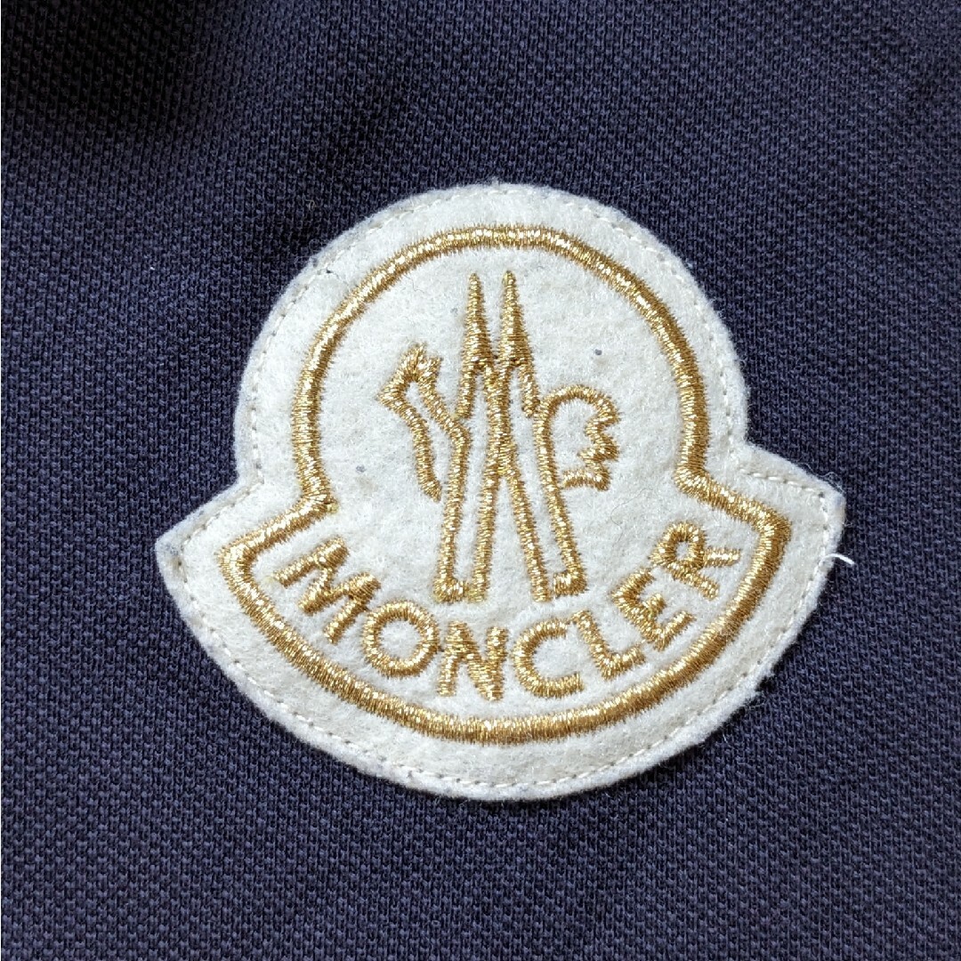 MONCLER(モンクレール)のモンクレール　半袖ポロシャツ ゴールド 金色　ブランドマークワッペン　Mサイズ メンズのトップス(ポロシャツ)の商品写真