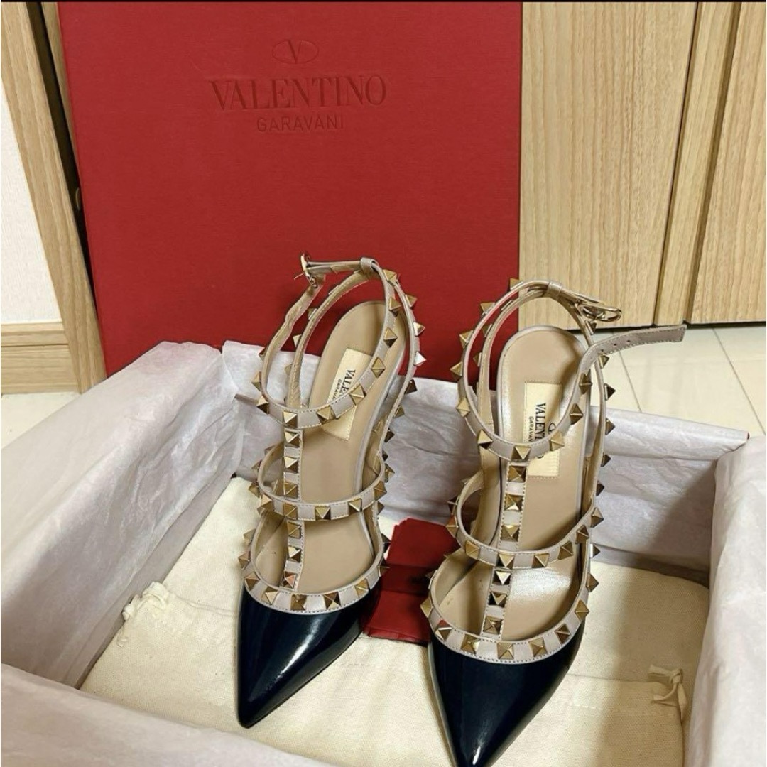 VALENTINO(ヴァレンティノ)の【美品】VALENTINO ロックスタッズ エナメル ストラップパンプス レディースの靴/シューズ(ハイヒール/パンプス)の商品写真