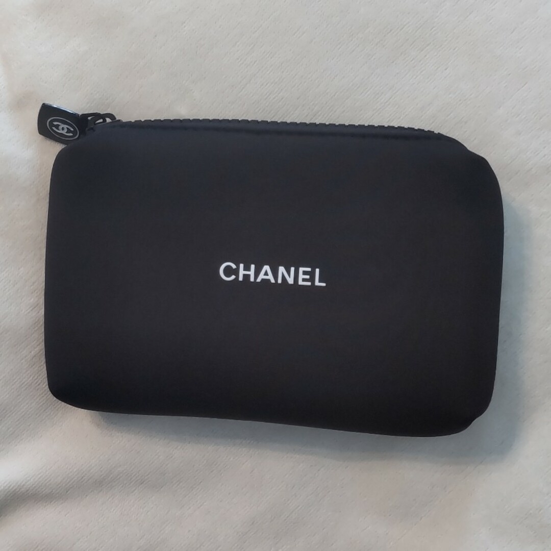 CHANEL(シャネル)のシャネル　ノベルティ　化粧ポーチ　ブラック レディースのファッション小物(ポーチ)の商品写真