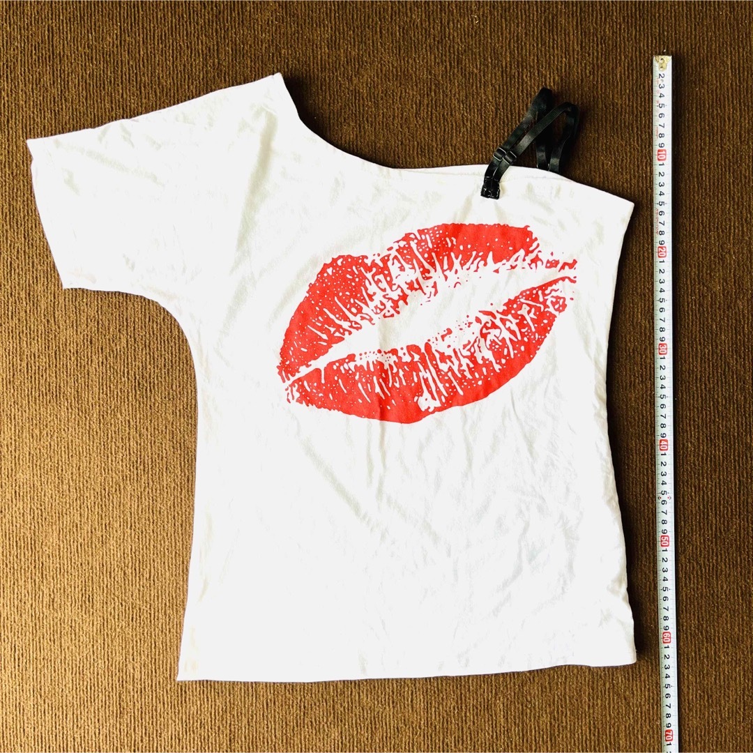 【キス柄】肩出し T シャツ　ワンショルダー　レディース レディースのトップス(Tシャツ(半袖/袖なし))の商品写真