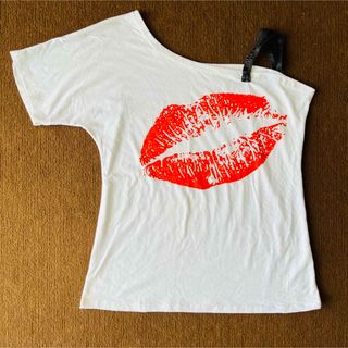 【キス柄】肩出し T シャツ　ワンショルダー　レディース(Tシャツ(半袖/袖なし))