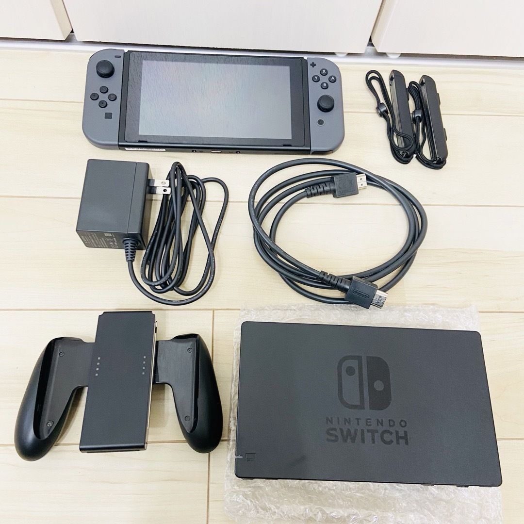 Nintendo Switch(ニンテンドースイッチ)の【未使用に近い】Nintendo Switch ニンテンドースイッチ本体　グレー エンタメ/ホビーのゲームソフト/ゲーム機本体(家庭用ゲーム機本体)の商品写真