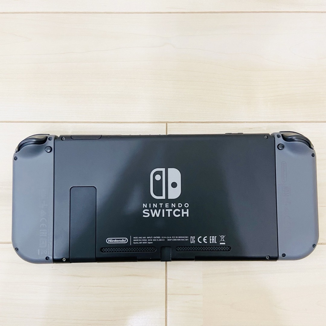 Nintendo Switch(ニンテンドースイッチ)の【未使用に近い】Nintendo Switch ニンテンドースイッチ本体　グレー エンタメ/ホビーのゲームソフト/ゲーム機本体(家庭用ゲーム機本体)の商品写真