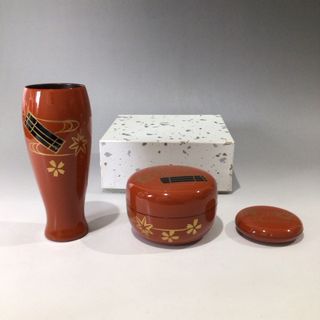 リ９２　茶器　三点セット　『朱塗』『花筏蒔絵』『棗　茶筅筒　香合』　紙箱　茶道具(漆芸)